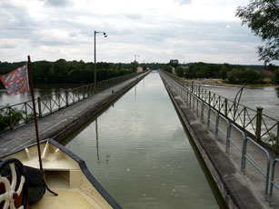 Le Guetin pont-canal in 2010.