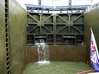 Le Guetin pont-canal in 2010.