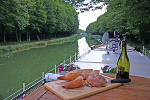 A 'wildmooring' on the canal - own bread supply secured!